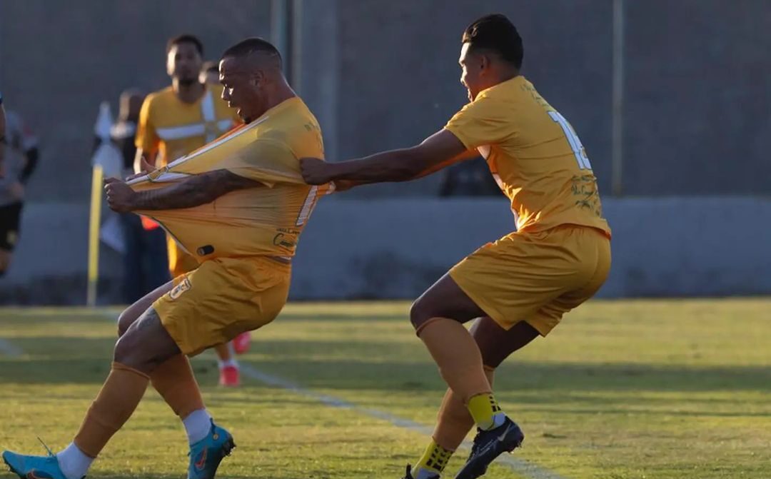 Bernardo e Jonathan Bocão comemorando gol pelo Brasiliense