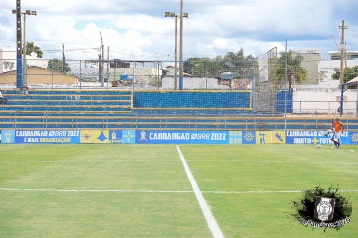 Jogador De Futebol Profissional Em Ação No Estádio Com Lanternas E