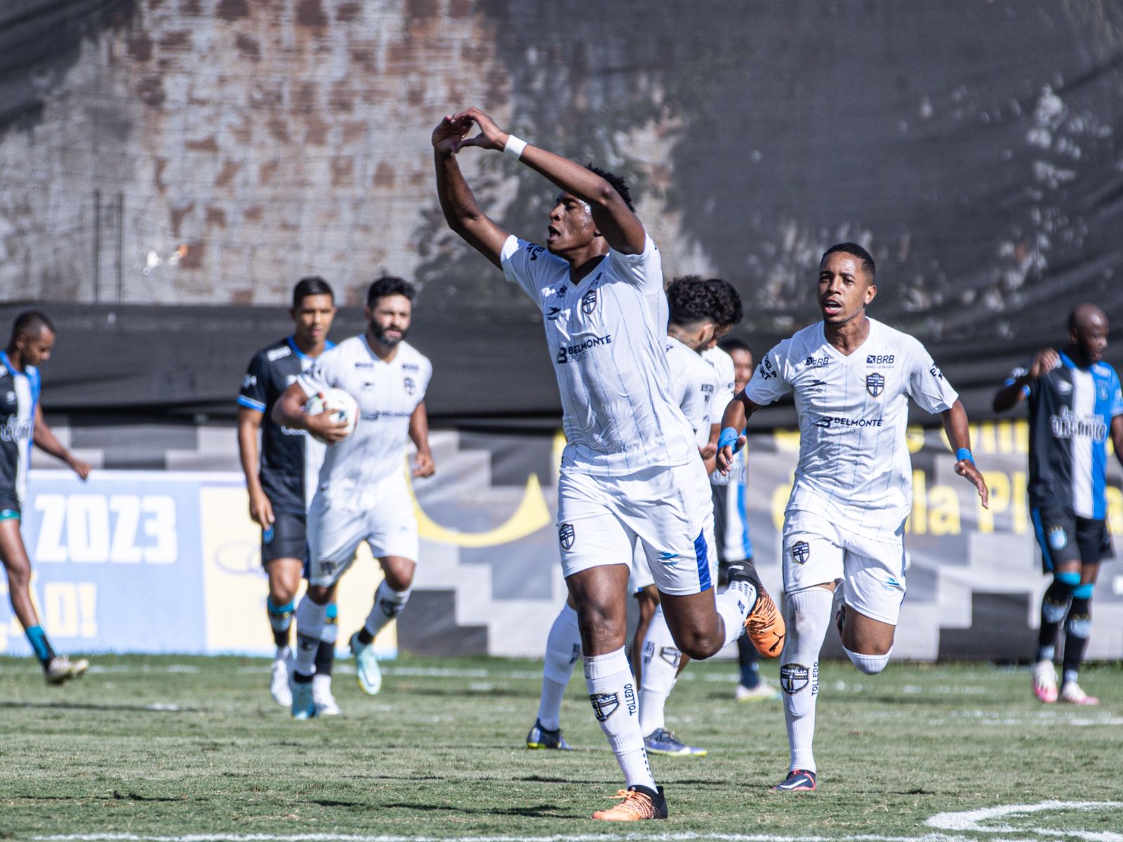 Real Brasília vence Capital de virada