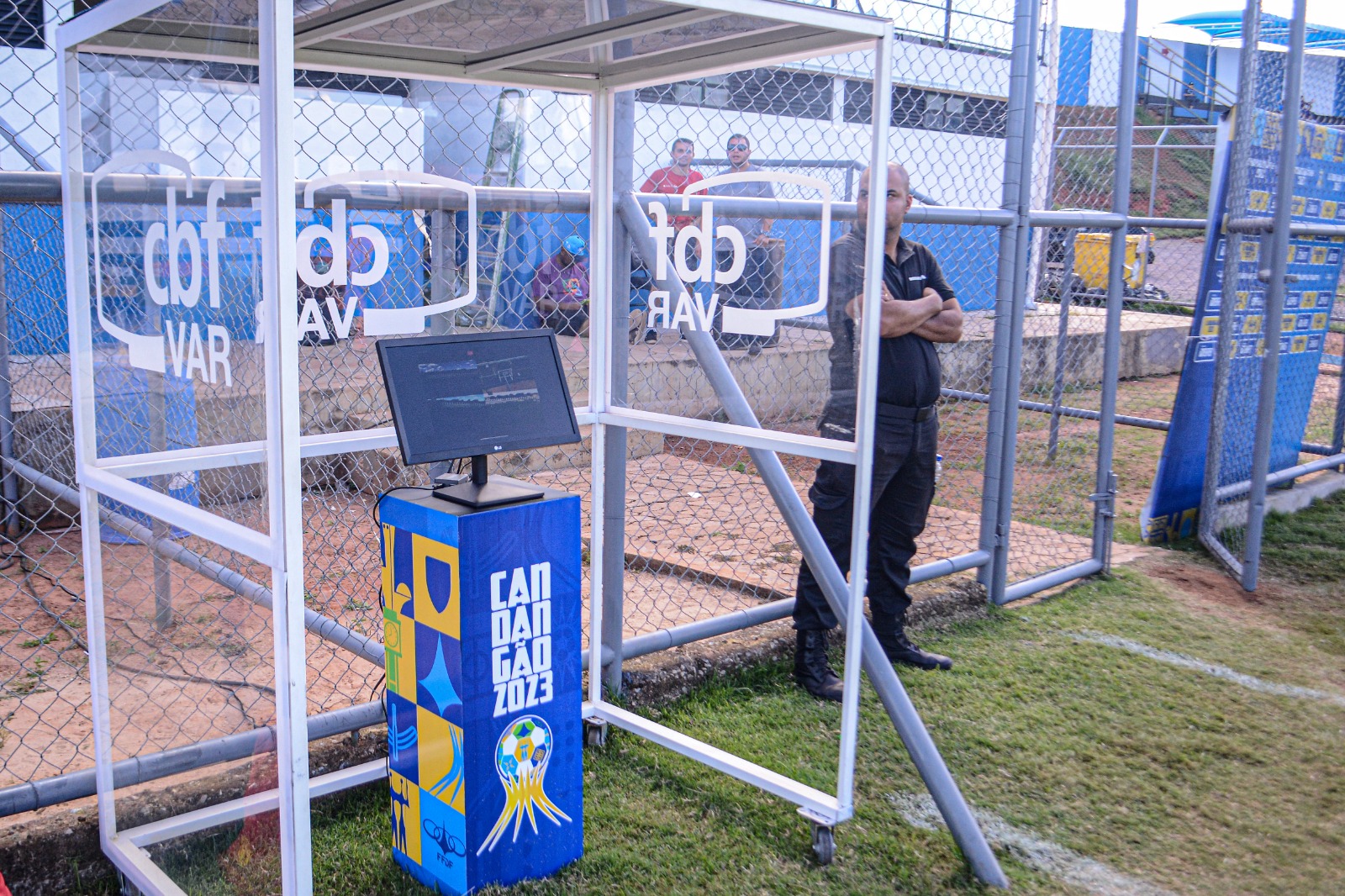 Imagem da cabine do VAR usada no estádio JK - Candangão 2023 - VAR será utilizado no Candangão Feminino 2025