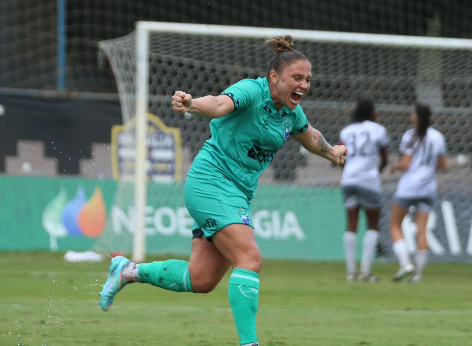 Karen - atacante do Minas Brasília comemorando gol no clássico diante do Cresspom na Série A2 do Campeonato Brasileiro Feminino