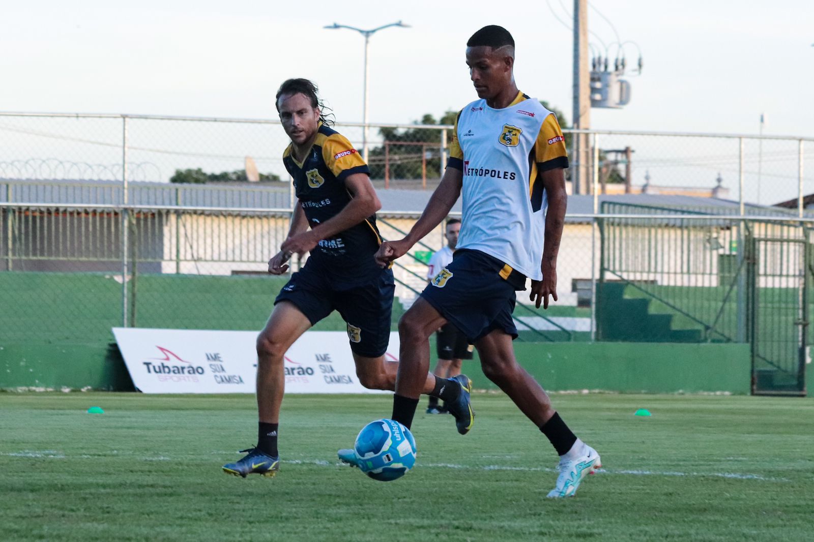 Dandan e Zotti aquecendo antes da partida entre Brasiliense e Operário VG-MT pela Série D do Campeonato Brasileiro