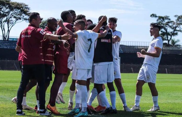 Elenco do Brasiliense comemorando gol no Candanguinho Sub-20