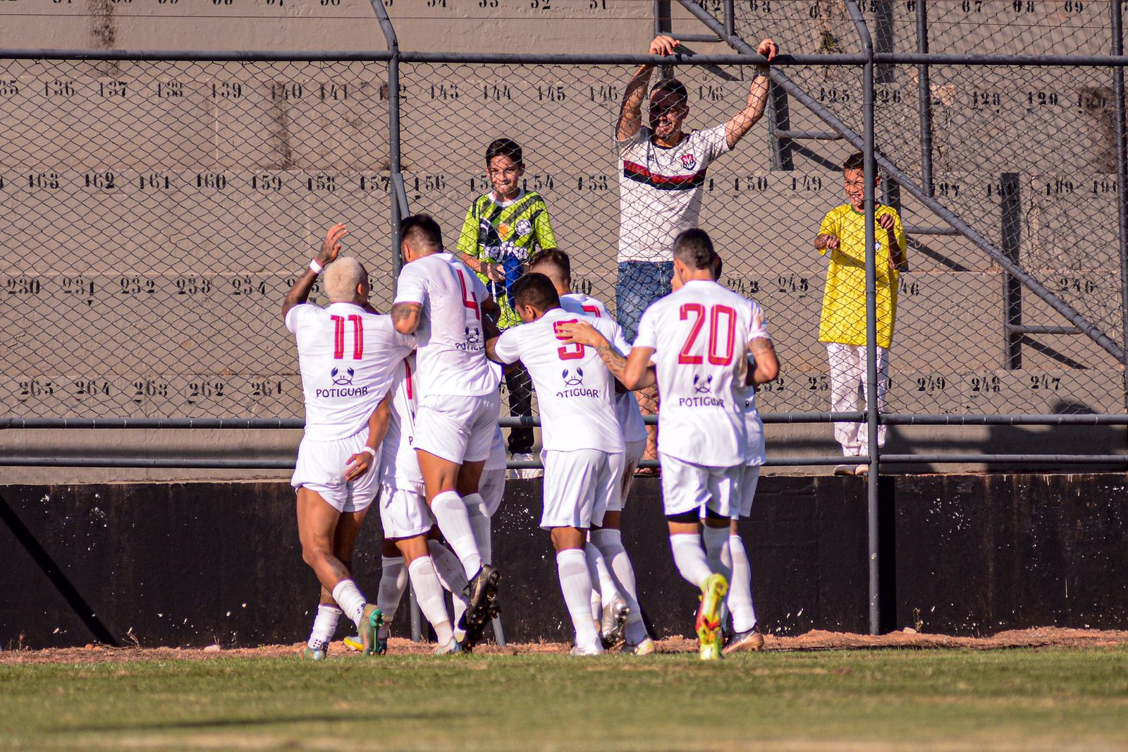 Jogadores do Ceilândia comemorando gol contra o Real Ariquemes-RO pela Série D do Brasileirão 2023