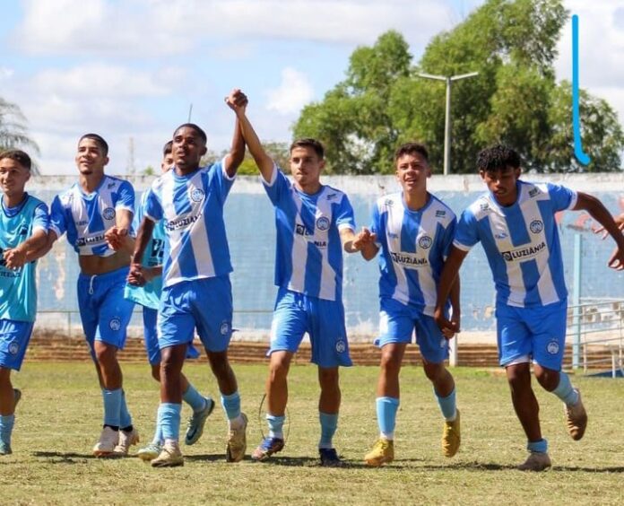 Jogadores do Luziânia comemorando vitória no Candanguinho
