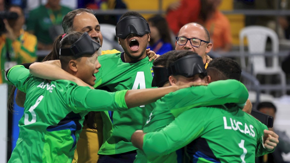 Seleção Brasileira Masculina de Goalball - Atletas comemorando vitóiria