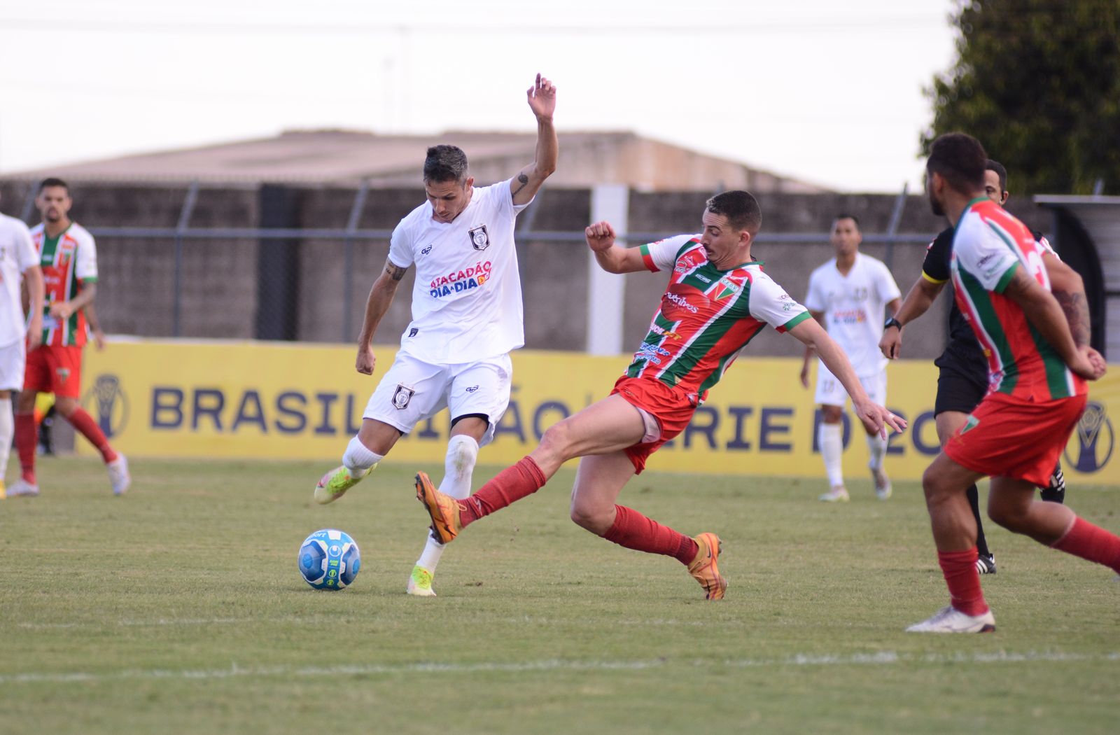 Romarinho em disputa de bola. CEILÂNDIA SÉRIE D