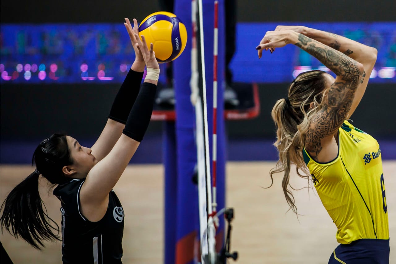 Thaísa atacando na partida diante da Coreia do Sul pela Liga das Nações de Vôlei