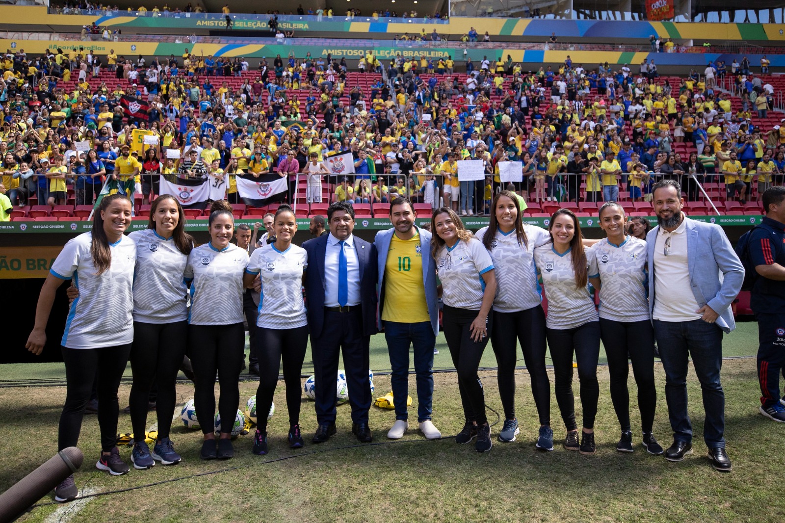 Presidente da CBF, Ednaldo Rodrigues, com as profissionais que paritiparão do Curso FIFA