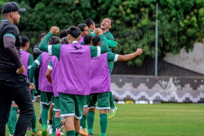 Jogadores do Gama comemorando gol no Estádio Defelê em jogo pelo Candanguinho - Campeonato Candango Sub20