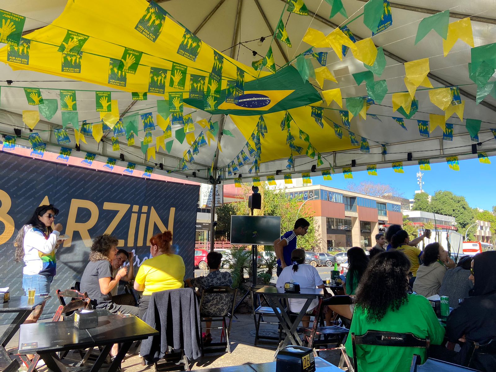 Torcedores acompanhando a vitória brasileira na estreia da Copa do Mundo Feminina