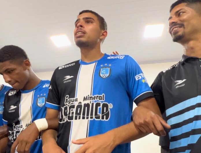 Zagueiro Pedro Henrique se despedindo dos companheiros do Capital