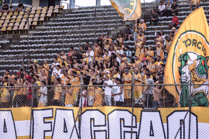 Torcida do Brasiliense na partida da Série D entre Brasiliense e Athletic