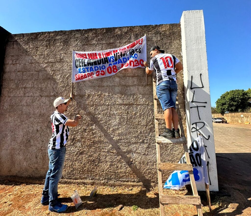 Torcedores do Ceilândia pendurando uma faixa no Estádio Abadião antes do confronto diante do Vitória-ES, pela Série D do Campeonato Brasileiro