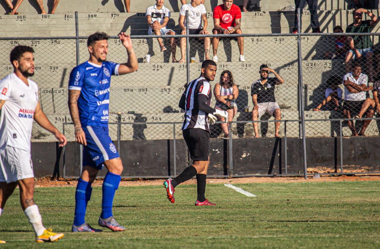 Matheus Silva na partida entre Ceilândia e Vitória pela Série D do Campeonato Brasileiro