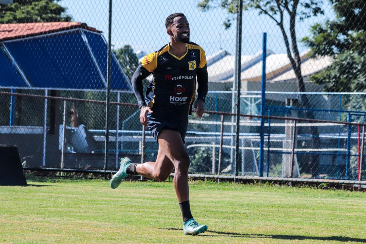 Gabriel Henrique com a camisa do Brasiliense