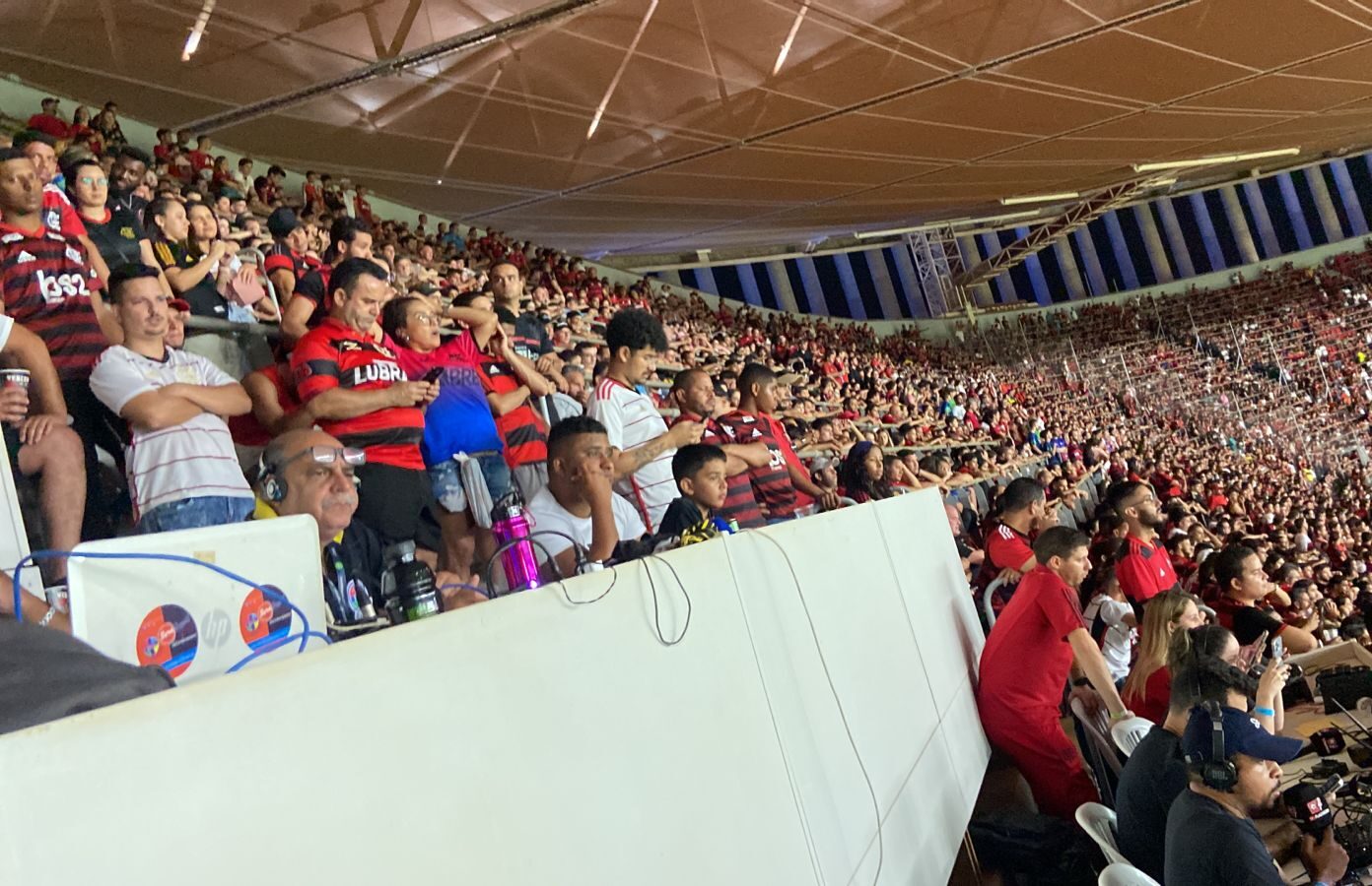 Torcedores misturados à imprensa no estádio Mané Garrincha na partida entre Flamengo e Santos