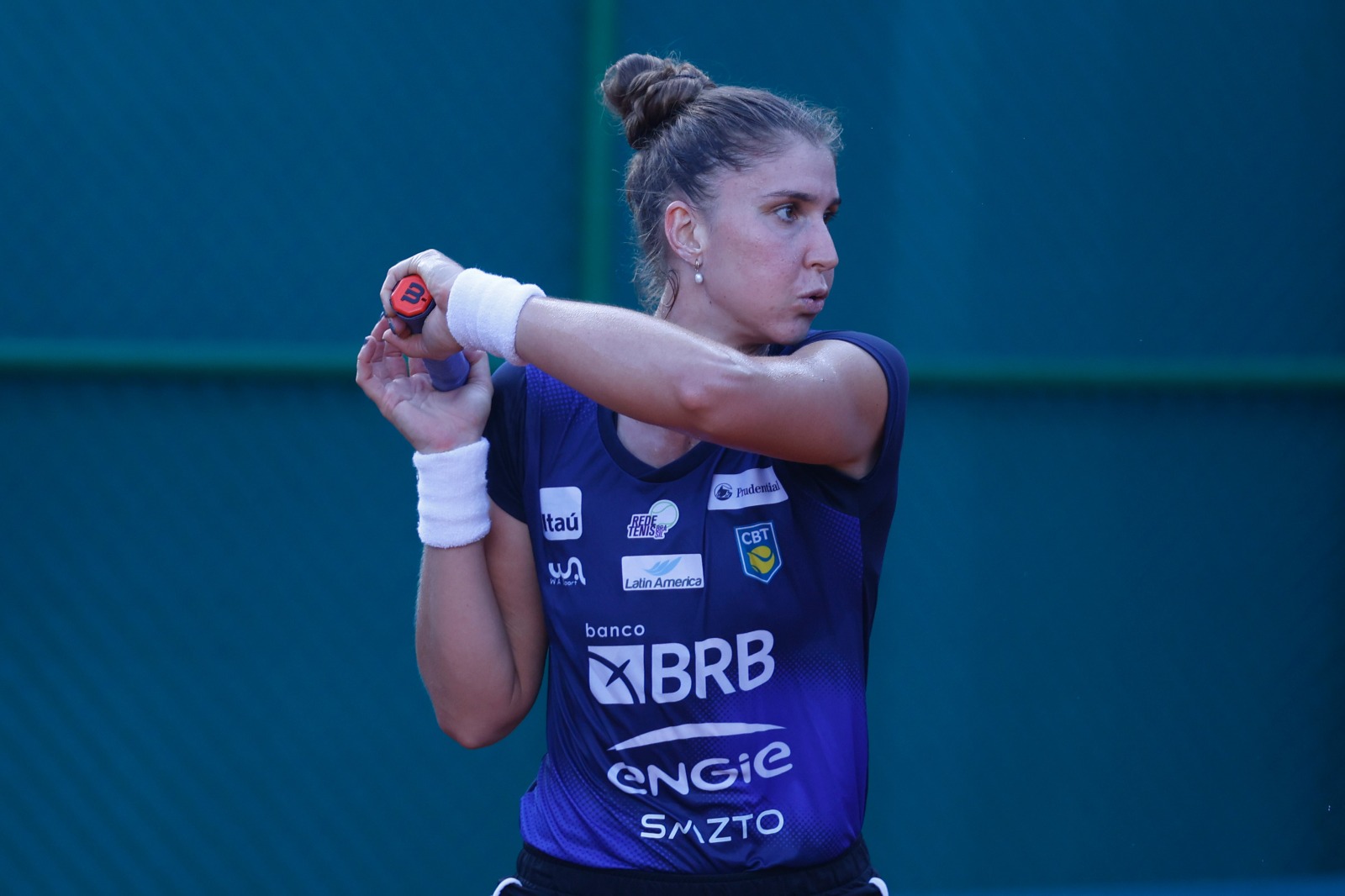 Beatriz Haddad Maia treinando no Iate Clube de Brasília para o confronto diante da Coreia do Sul pela Billie Jean King Cup