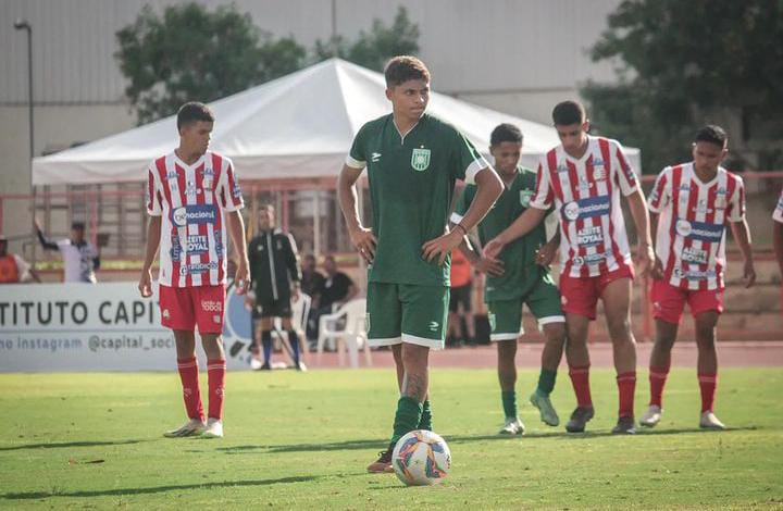 Náutico e Gama se enfrentando no Cecaf pela Copa Capital Sub-17