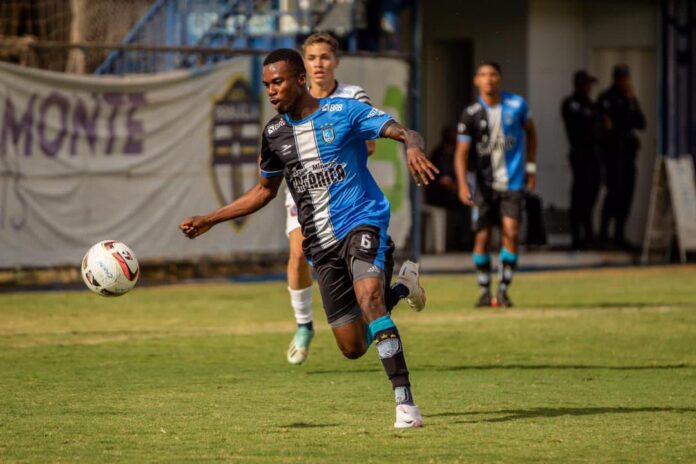 Michael Quarcoo tem 19 anos e nasceu em Gana. Defende o Capital na categoria Sub-20