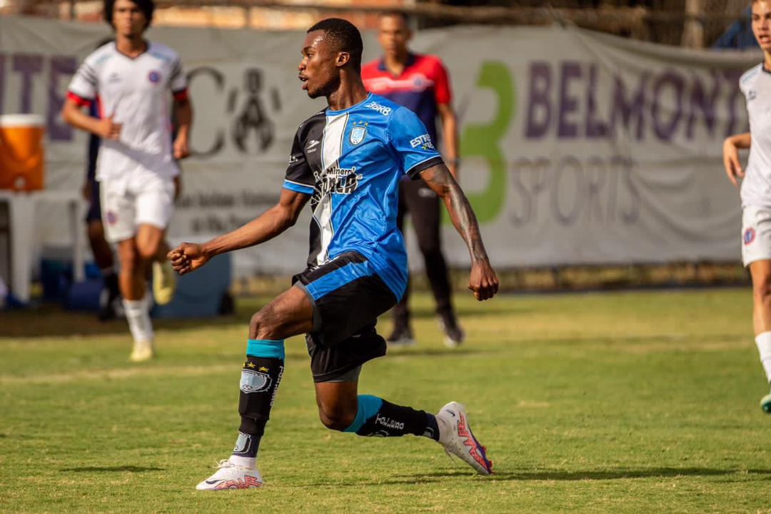 Michael Quarcoo tem 19 anos e nasceu em Gana. Defende o Capital na categoria Sub-20