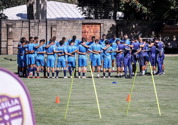 Elenco do Real Brasília treinando para a temporada 2024