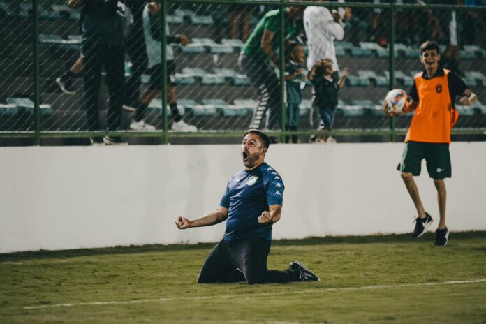 Cícero Junior, técnico do Gama comemorando gol diante do Planaltina pelo Candangão BRB 2024