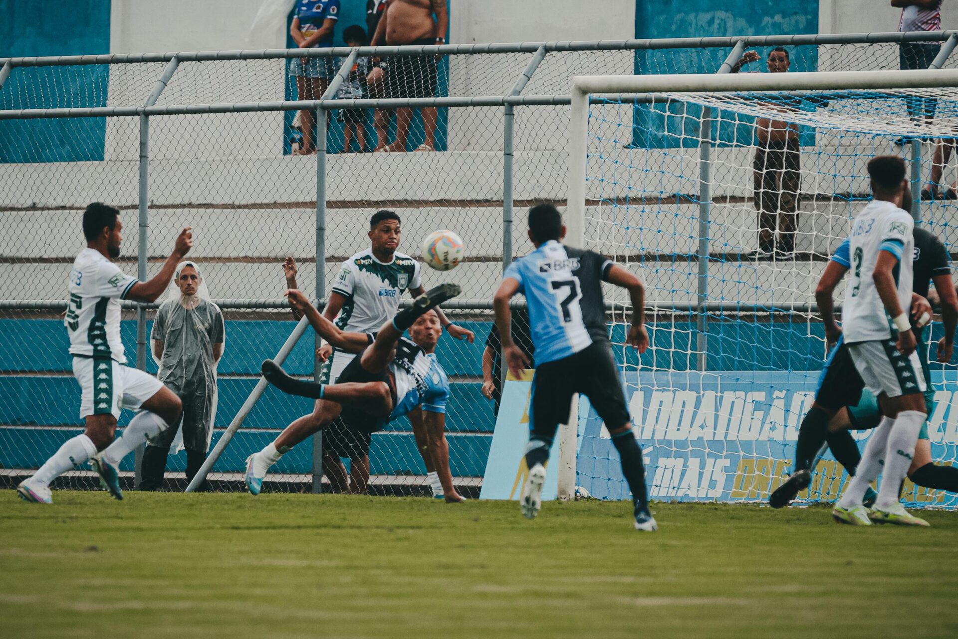 Deivão marcando gol para o Capital diante do Gama na segunda rodada do Candangão BRB 2024