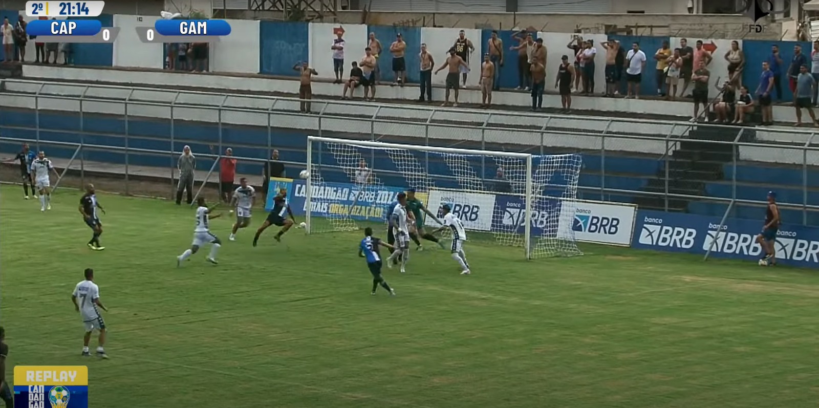 Imagem que mostra torcedores do Gama na área visitante do Estádio JK, no jogo diante do Paranoá