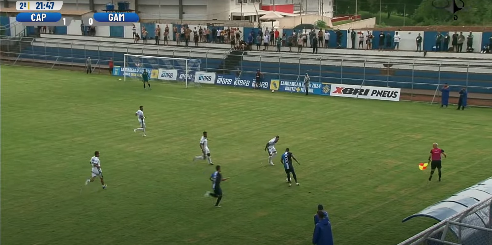 Imagem que mostra torcedores do Gama na área visitante do Estádio JK, no jogo diante do Paranoá