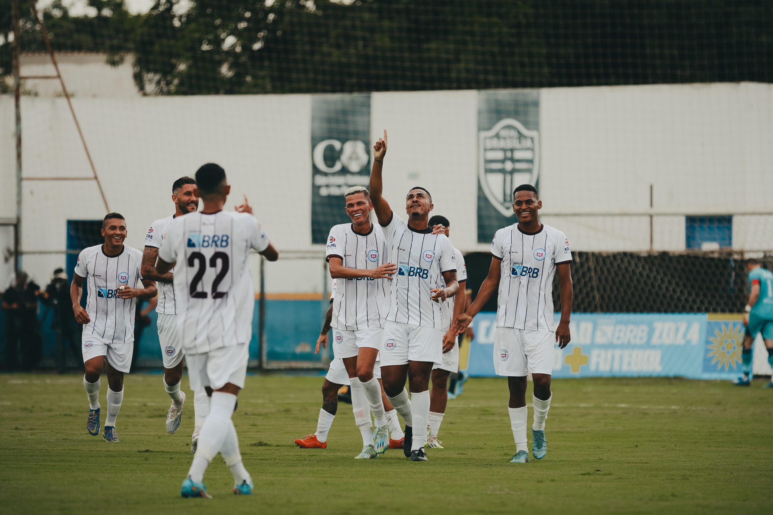 Henrique e demais jogadores comemorando o gol do Ceilandense diante do Paranoá no Candangão BRB 2024
