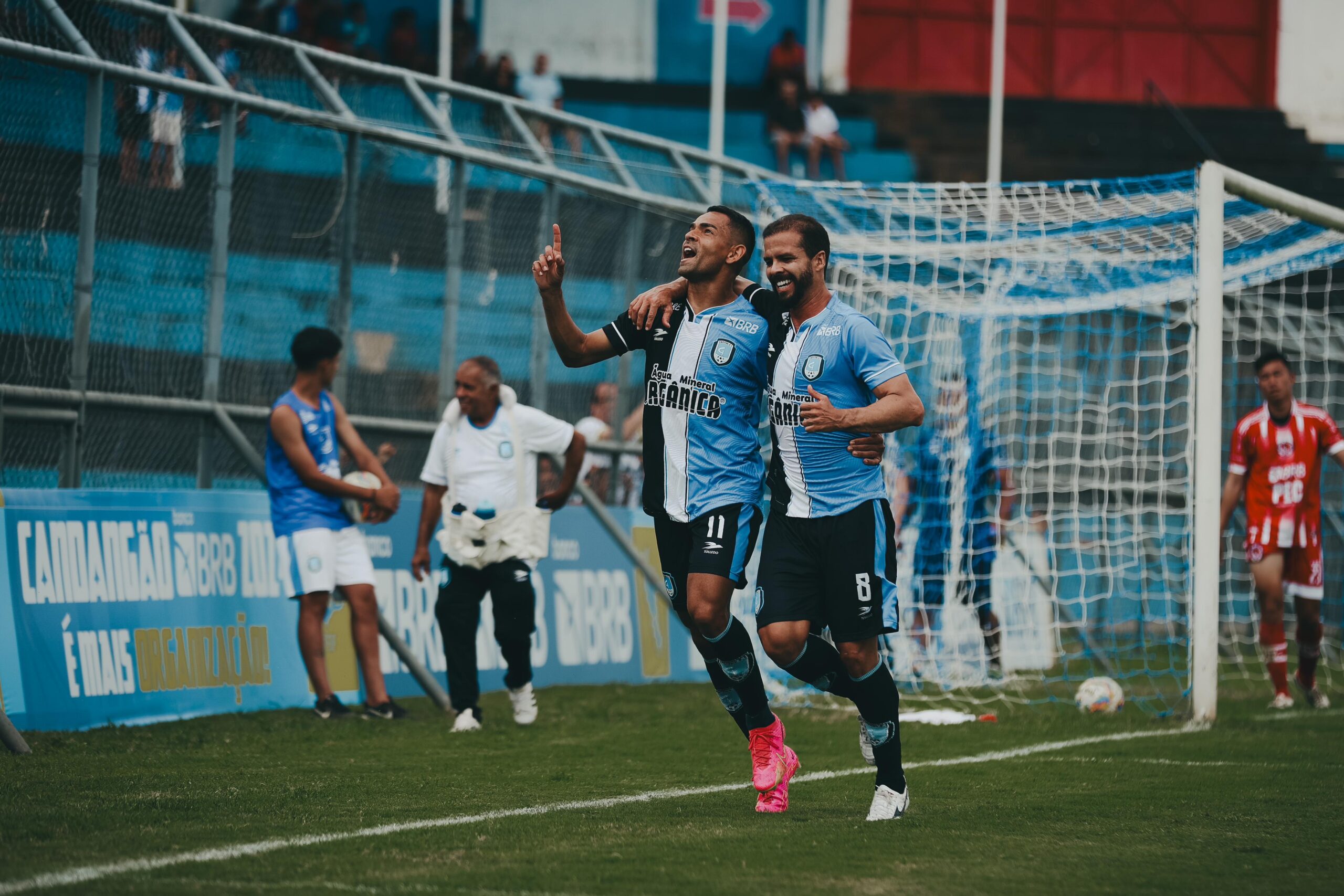 Jailson e Marconi comemorando o gol do camisa 11 no jogo entre Capital e Planaltina, pelo Candangão BRB 2024