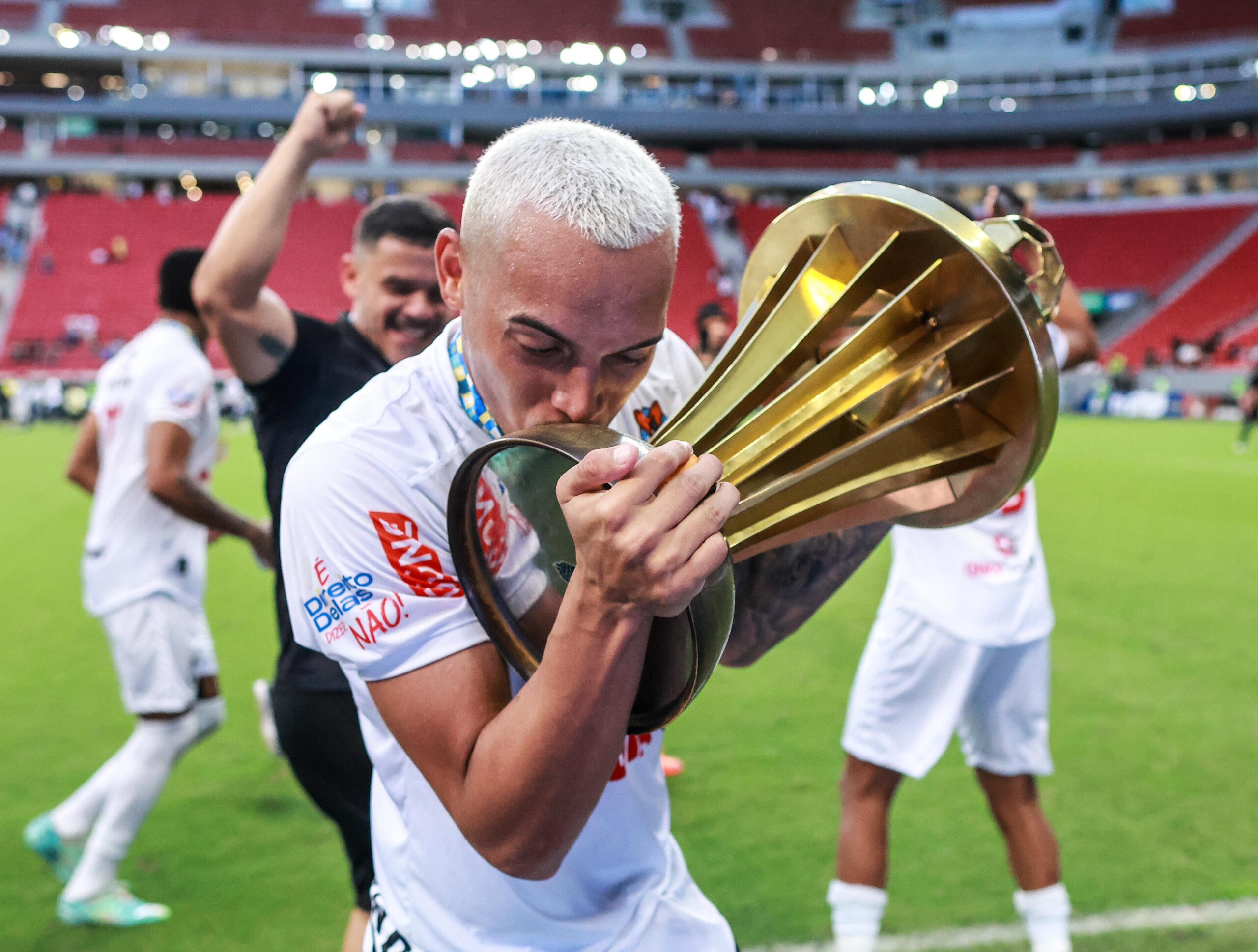 Filipe Clemente beijando a taça do Candangão BRB 2024