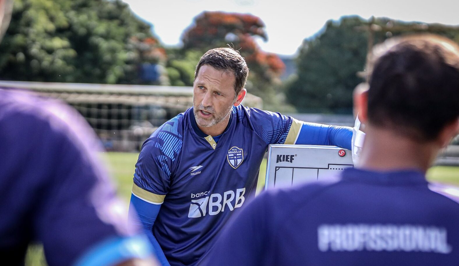 Marcelo Caranhato conversando com atletas do Real Brasília antes da Série D do Campeonato Brasileiro