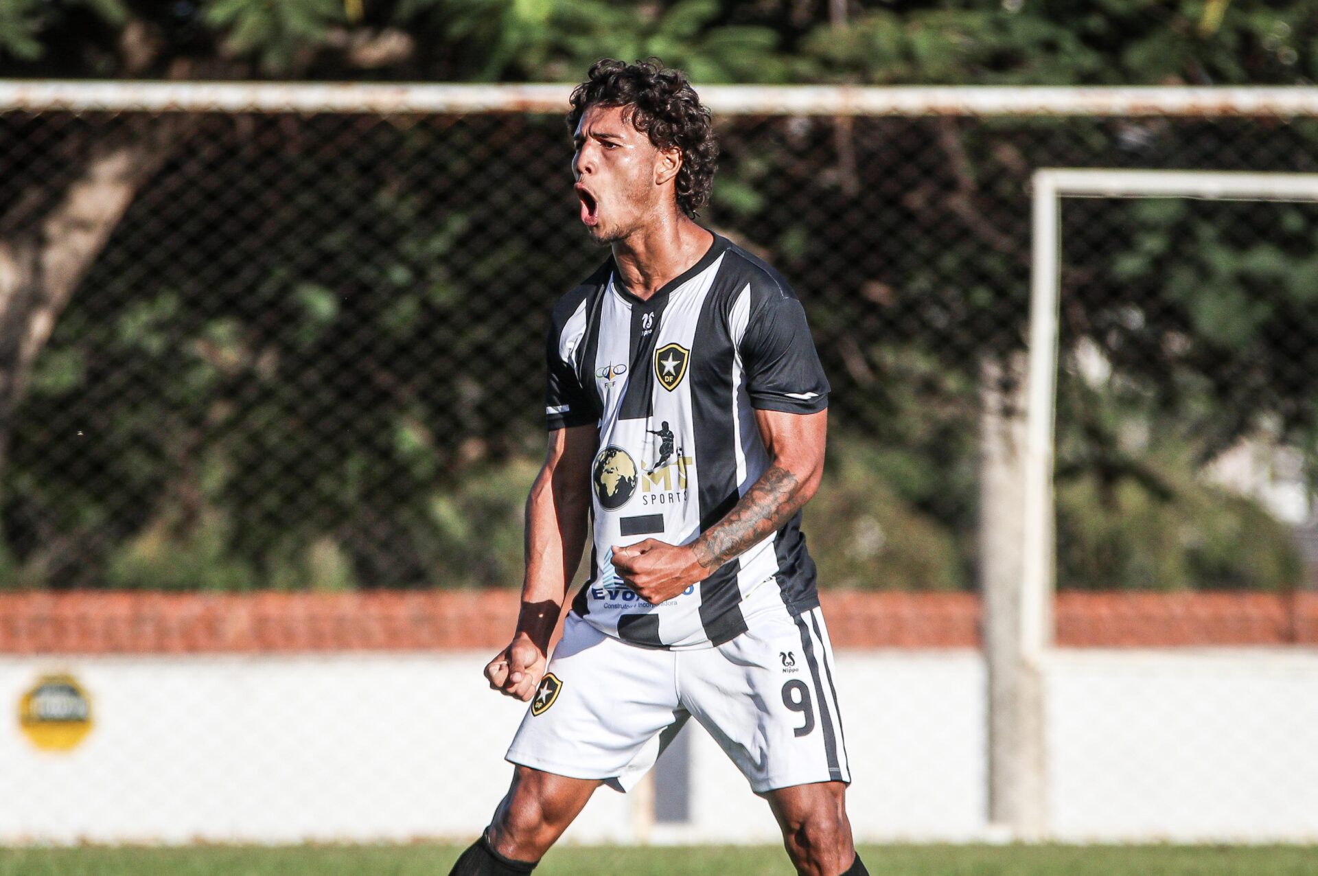 Eric Rocha comemorando gol do Botafogo-DF diante do SESP Brasília pela quarta rodada do Candanguinho