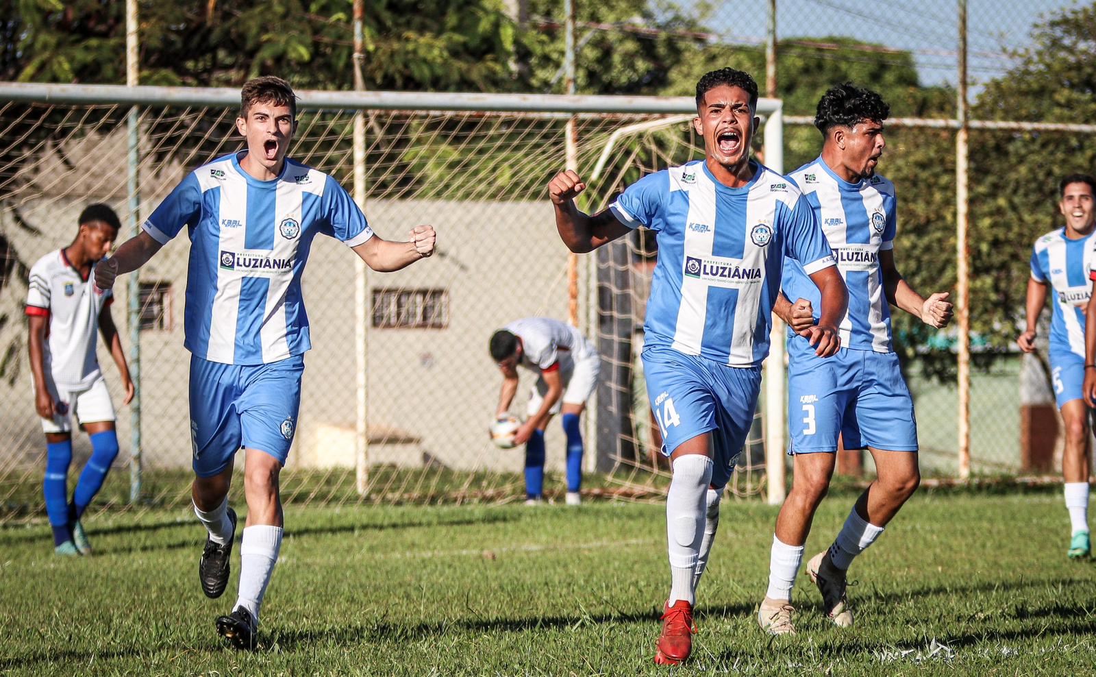 Jogadores do Luziânia comemorando gol no Candanguinho