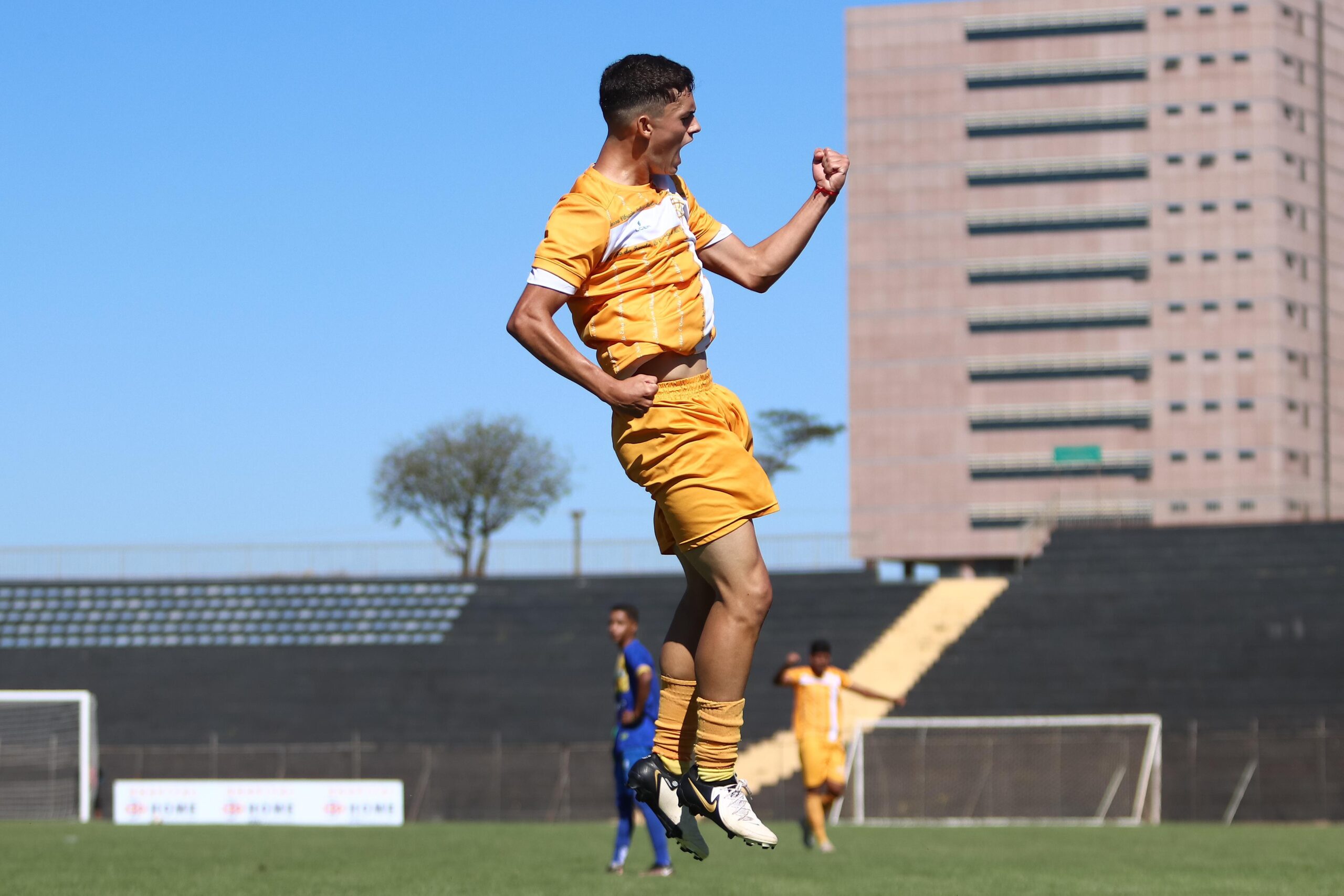 Jogador do Brasiliense comemorando gol pelo Candanguinho