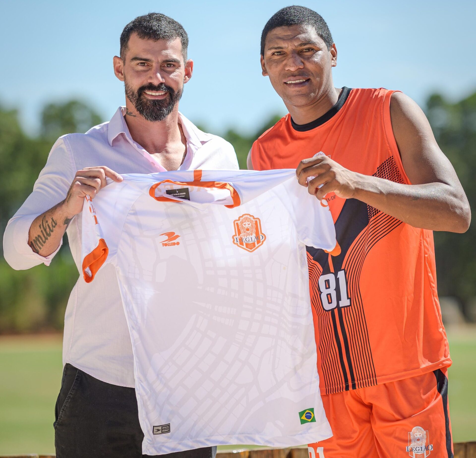 Radamés (E) e Badhuga (D) segurando a camisa do Legião