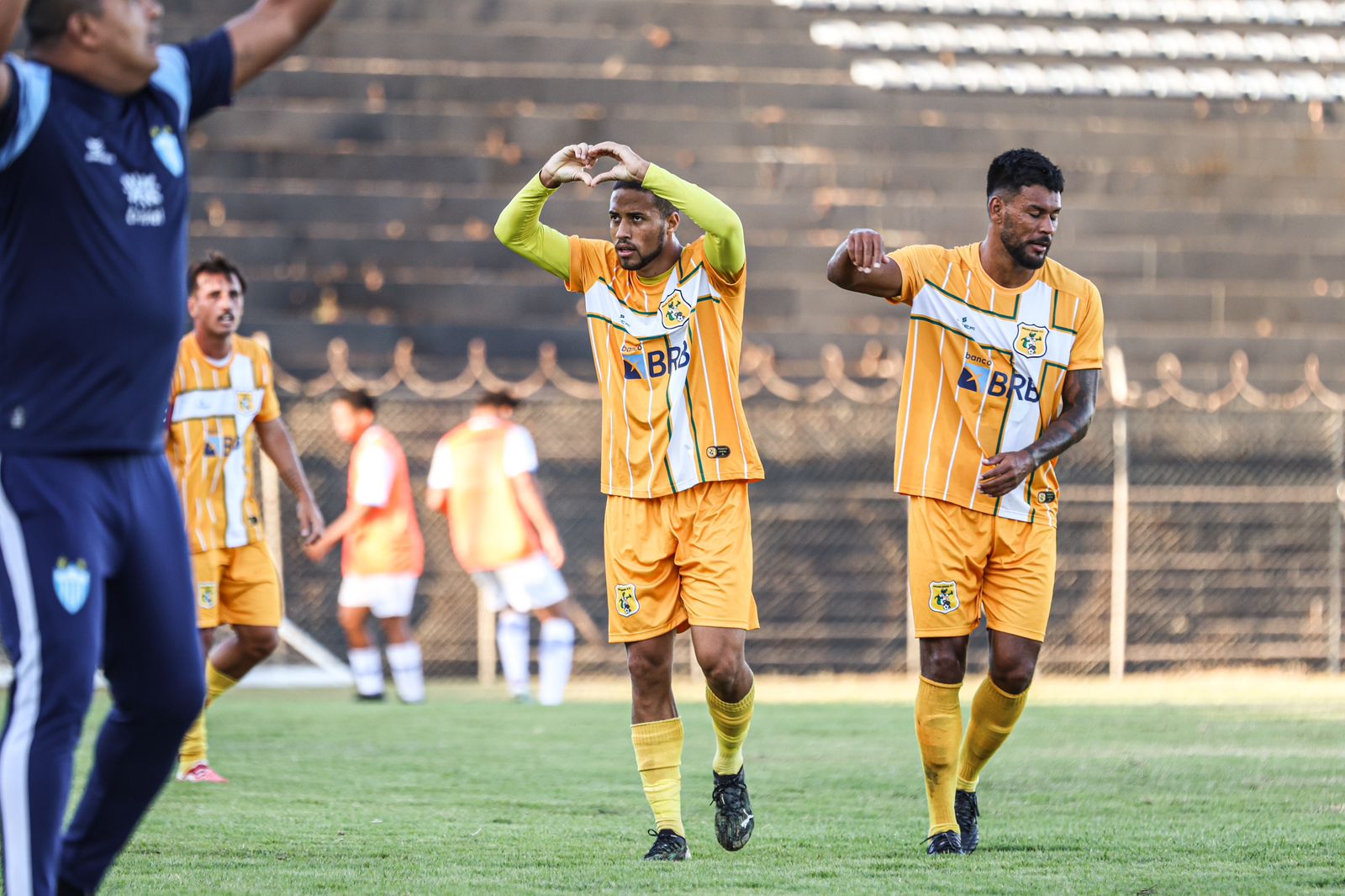 Joãozinho comemora gol do Brasiliense contra CRAC pela 13ª rodada da Série D do Brasileirão 2024