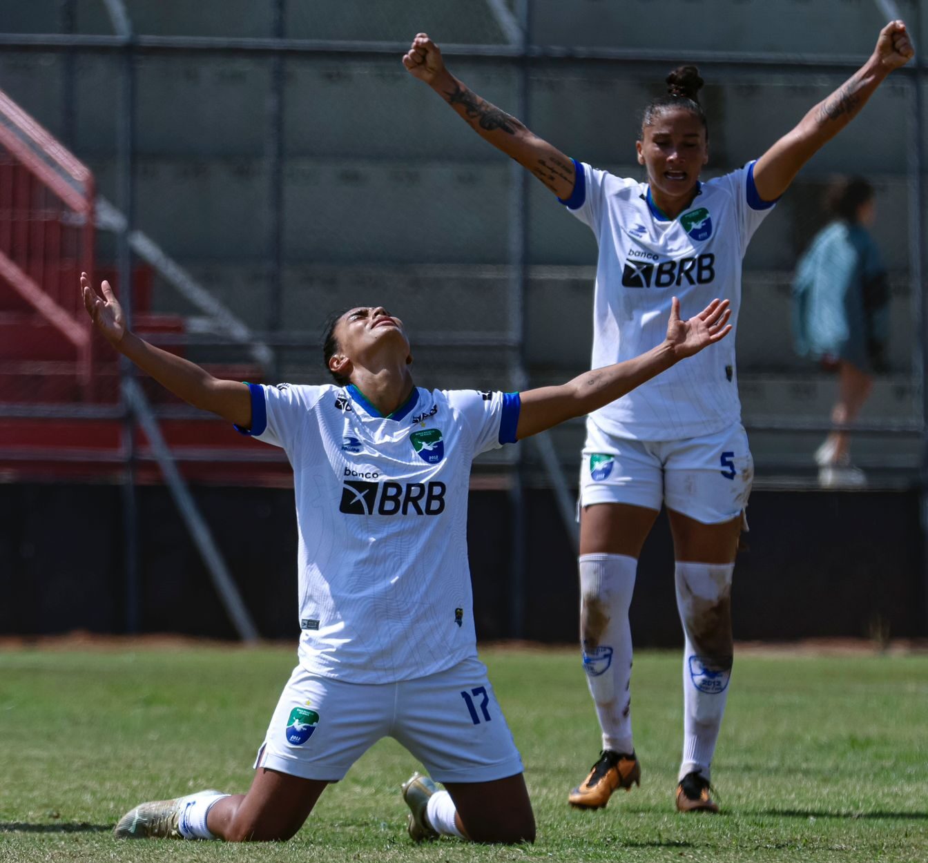 JOgadoras do Minas Brasília comemorando gol no jogo diante do Cresspom pelo Candangão Feminino