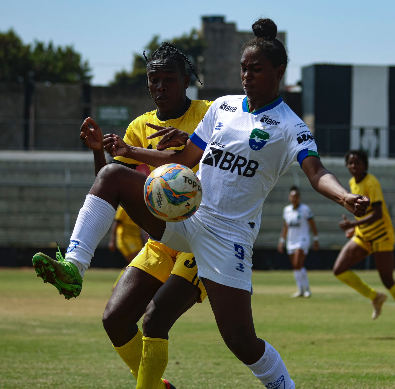 JOgadoras do Minas Brasília e Cresspom em disputa de bola pelo Candangão Feminino