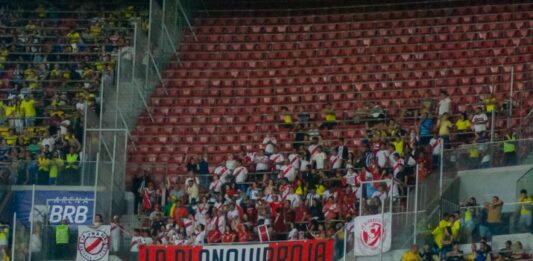 Sala de Imprensa #20: Derrota no campo e vitória na arquibancada Torcedores do Peru na área visitante na Arena Mané Garrincha - Sala de Imprensa #20