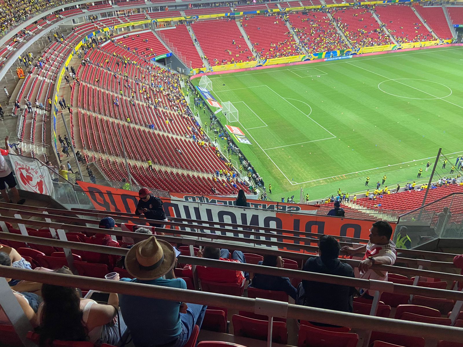 Torcedores do Peru na área visitante na Arena Mané Garrincha.