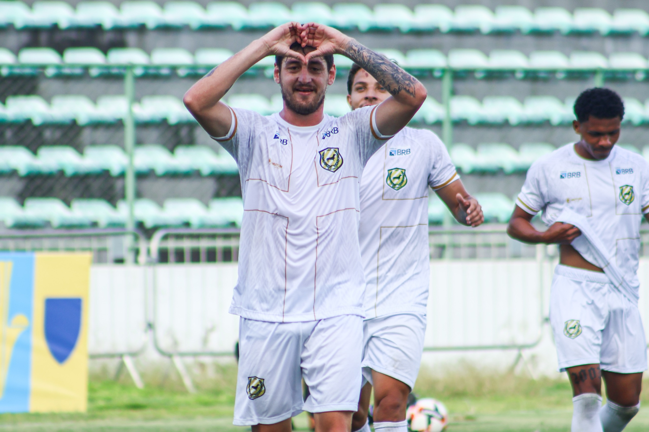 Vitor Xavier comemorando gol com a camisa do Samambaia pelo Candangão BRB 2025