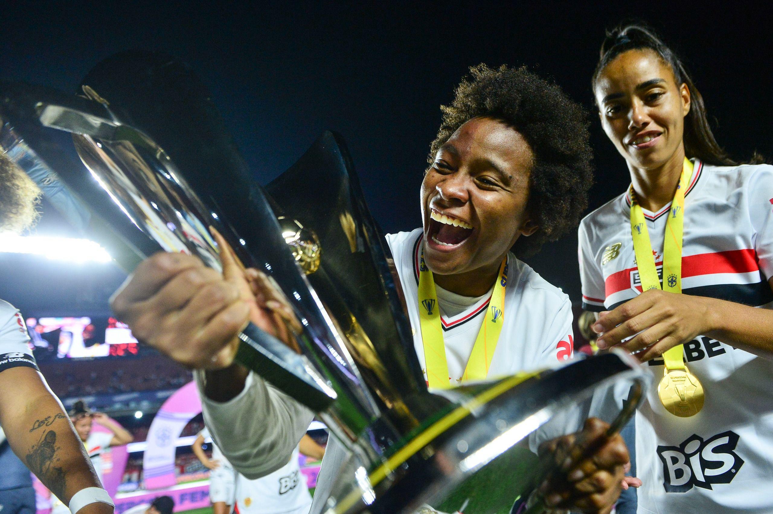 Robinha e Jéssica Soares comemorando título pelo São Paulo na Supercopa Feminina