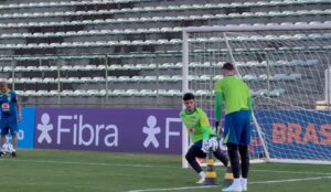 Caleb em treino específico de goleiros com Lucas Perri, do Lyon-FRA. 