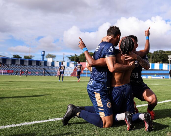 Renê Silva comemora gol no duelo entre Paranoá x Brasília