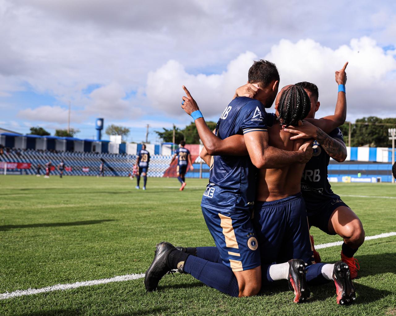 Renê Silva comemora gol no duelo entre Paranoá x Brasília