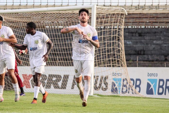 Vitor Xavier marca hat-trick na vitória do Samambaia contra o Brasília