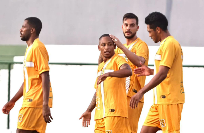 Jogadores do Brasiliense comemorando gol no jogo contra o Operário pela Série D do Campeonato Brasileiro